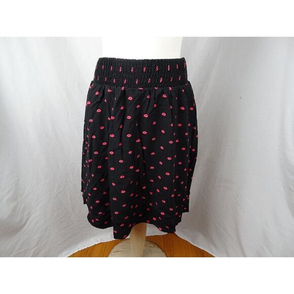 Torrid Women Kisses Skirt Size 2 - Picture 1 of 6